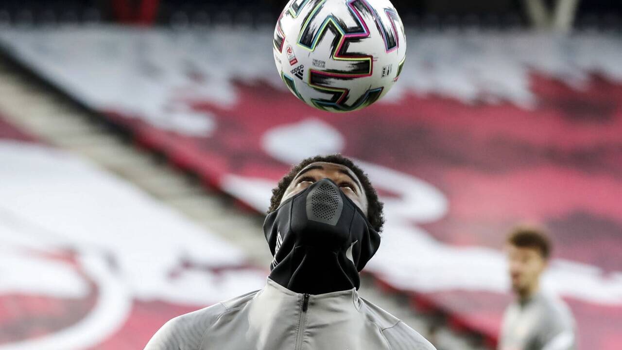 Erhebliche Vorsichtsmaßnahmen: Torjäger Sékou Koïta trägt selbst beim Aufwärmen eine Maske.  