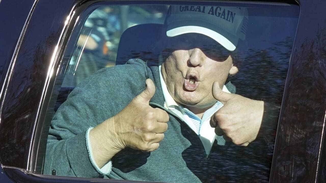 Daumen hoch – US-Präsident Donald Trump nach einem Ausflug am 8. November in den National Golf Club in Sterling (Virginia). 