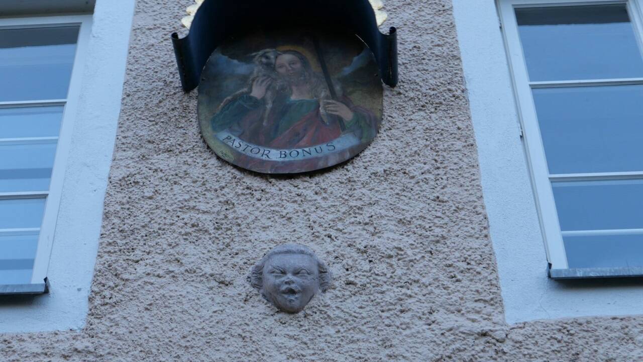 Zwei ganz konträre Hauszeichen.  