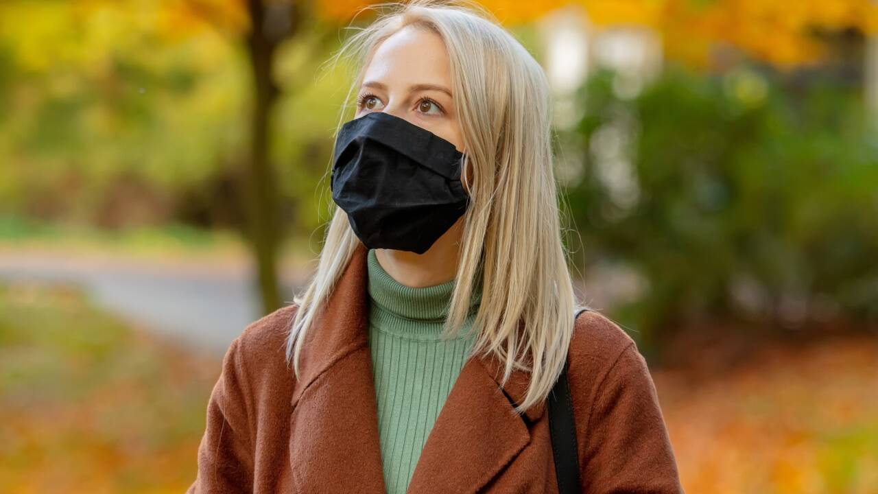 In einigen Ländern müssen Masken auch draußen getragen werden, sofern der Mindestabstand nicht eingehalten werden kann. In einigen Ländern müssen Masken auch draußen getragen werden, sofern der Mindestabstand nicht eingehalten werden kann.