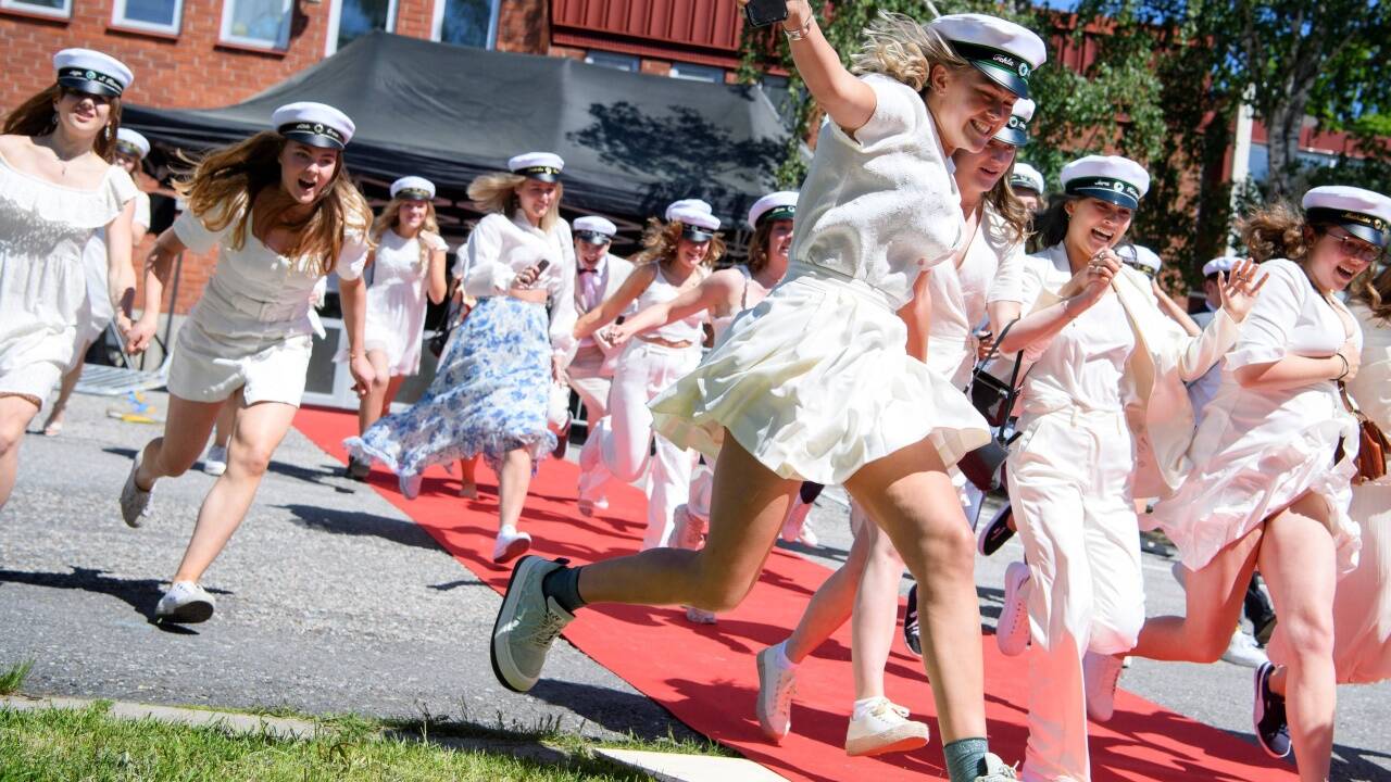 Diese Schüler und Schülerinnen vom Nacka Gymnasium in Stockholm feierten im Juni ihren Schulabschluss.  