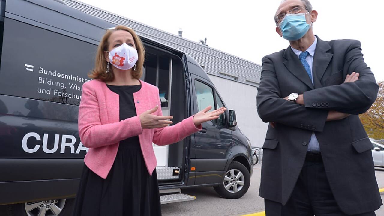 Ein mobiler Testbus soll Schulen mit positiven Fällen anfahren 