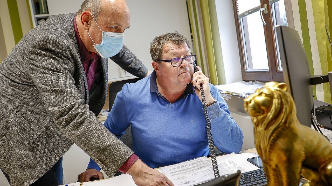 Bgm. Joachim Maislinger und Max Außerleitner – im Bild mit seinem 2016 gewonenen Leonidas – stellen sich auf viel Telefonier-Arbeit ein. Bgm. Joachim Maislinger und Max Außerleitner – im Bild mit seinem 2016 gewonenen Leonidas – stellen sich auf viel Telefonier-Arbeit ein.