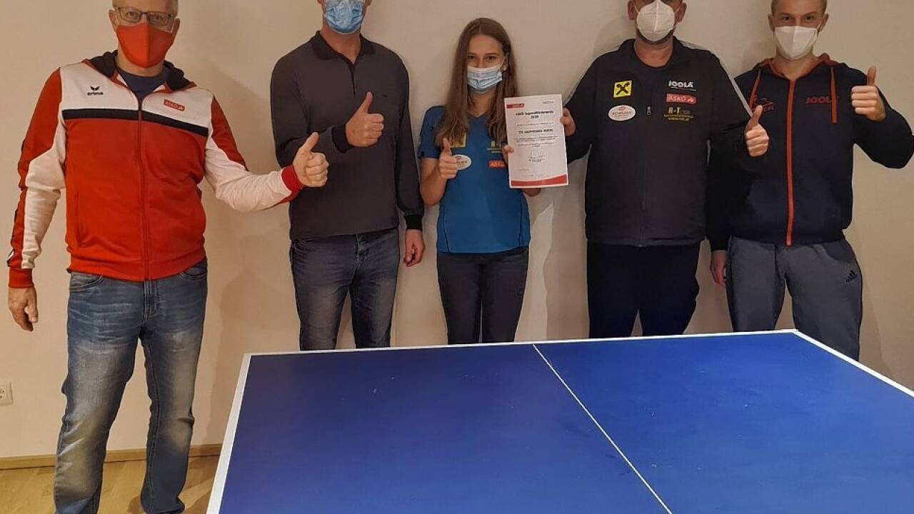 ASKÖ-Salzburg-Vizepräsident Peter Eckel (l.), selbst in Kuchl wohnhaft, überreichte dem TTC Kuchl die Urkunde (v. l. Obmann Hannes Wimmer, Nationalspielerin Selina Leitner, Trainer Attila Halmai und Kuchl2-Spieler Lorenz Seidl).Bild: askö ASKÖ-Salzburg-Vizepräsident Peter Eckel (l.), selbst in Kuchl wohnhaft, überreichte dem TTC Kuchl die Urkunde (v. l. Obmann Hannes Wimmer, Nationalspielerin Selina Leitner, Trainer Attila Halmai und Kuchl2-Spieler Lorenz Seidl).Bild: askö