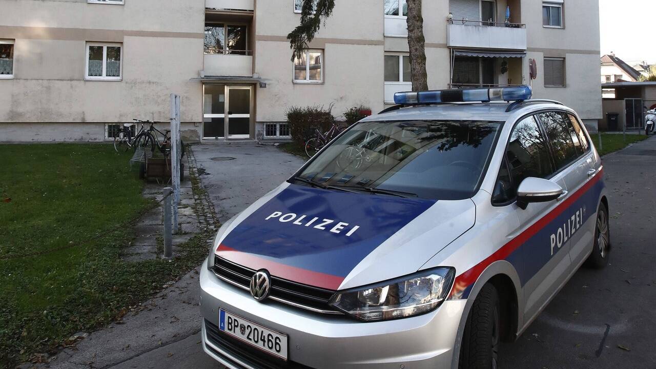 Das Landeskriminalamt Kärnten führte am Mittwoch einen Lokalaugenschein in der Wohnung des Verdächtigen in der Klagenfurter Fischlstraße durch. Das Landeskriminalamt Kärnten führte am Mittwoch einen Lokalaugenschein in der Wohnung des Verdächtigen in der Klagenfurter Fischlstraße durch.