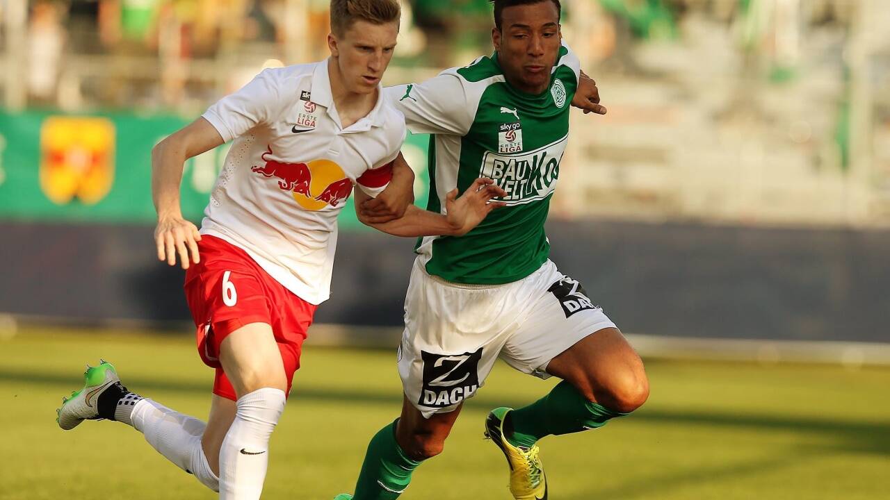 Teamspieler in spe: Wiesinger gegen den damaligen Mattersburger Karim Onisiwo. Teamspieler in spe: Wiesinger gegen den damaligen Mattersburger Karim Onisiwo.