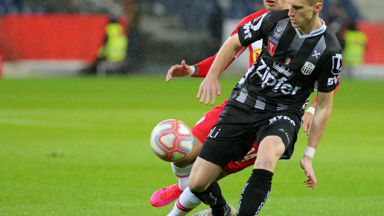 Ex-Jungbullen im Zweikampf: Wiesinger im Einsatz gegen Dominik Szoboszlai. Ex-Jungbullen im Zweikampf: Wiesinger im Einsatz gegen Dominik Szoboszlai.