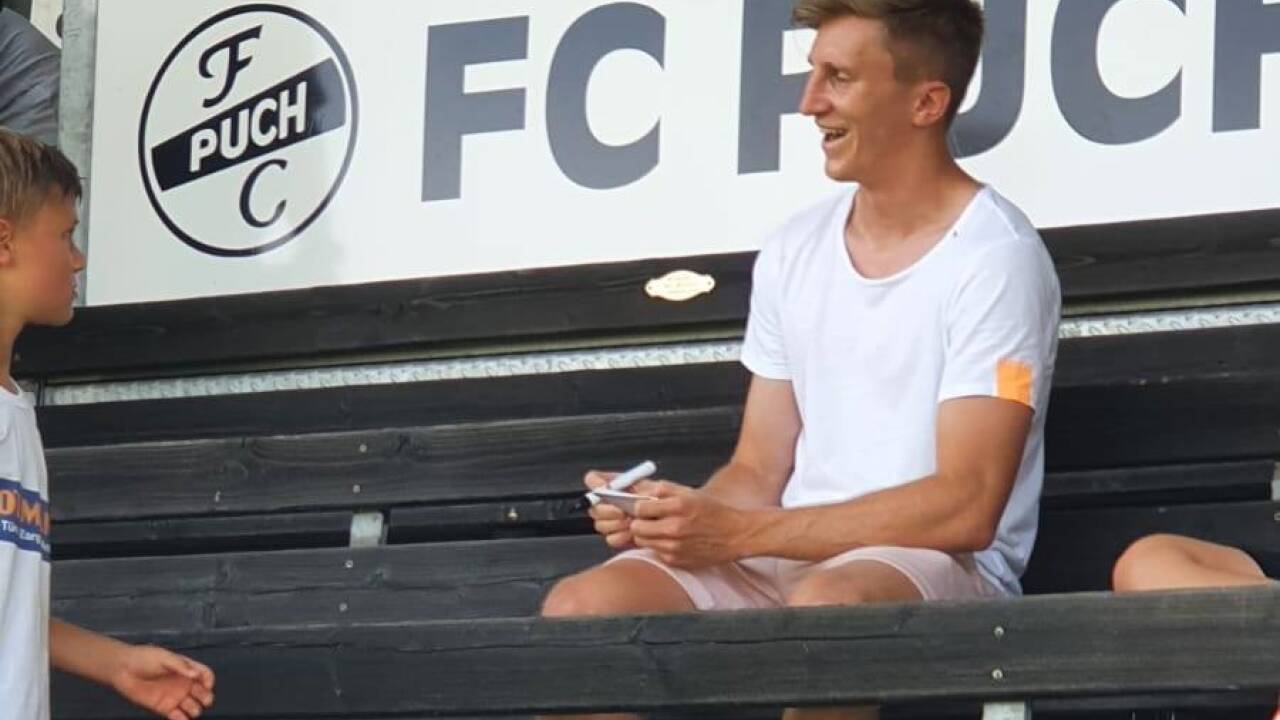 Im August schrieb Wiesinger in Puch fleißig Autogrammkarten. Im August schrieb Wiesinger in Puch fleißig Autogrammkarten.