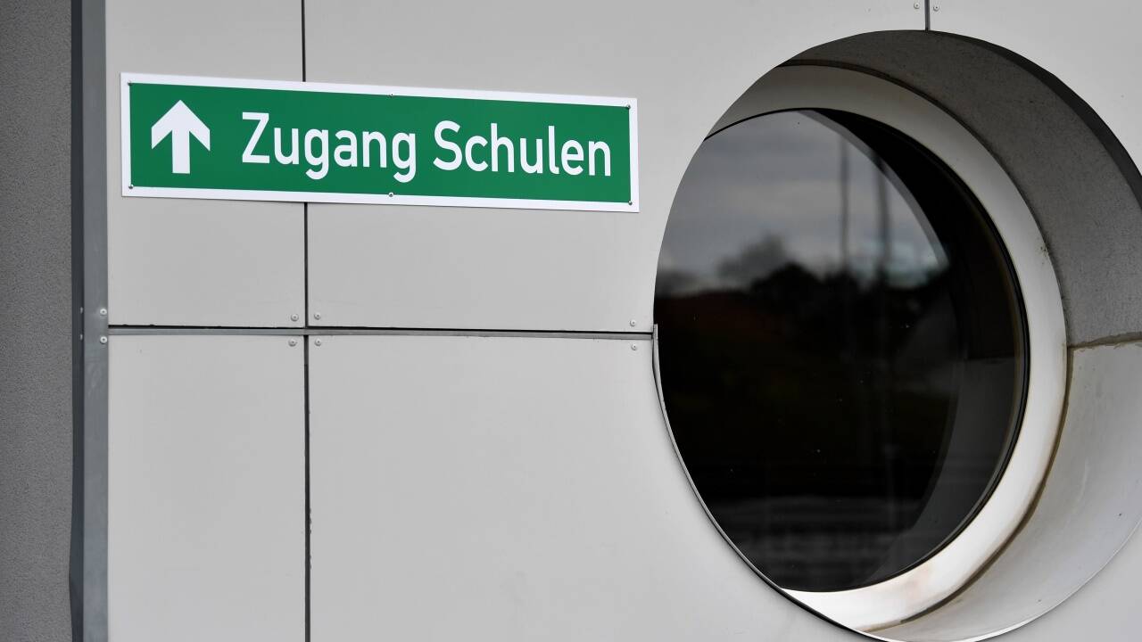 Der entlassene Direktor darf das Schulgebäude nicht einmal mehr betreten. 