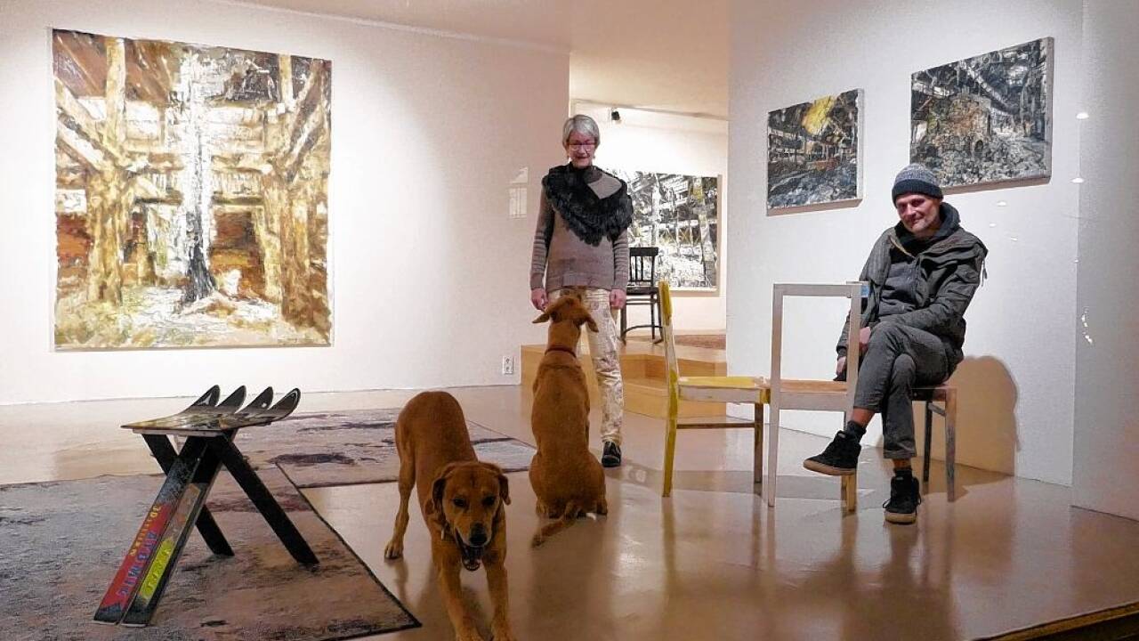 Kuratorin Dietgard Grimmer und Künstler Friedrich Rücker in der temporären Galerie in der Imbergstraße.  Kuratorin Dietgard Grimmer und Künstler Friedrich Rücker in der temporären Galerie in der Imbergstraße.