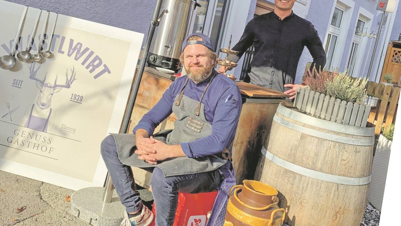 Max Altweger (r.) und Philippe Sommersperger haben vor dem Lokal einen Glühweinstand für die Gäste aufgebaut. Bild: SW/PRIVAT Max Altweger (r.) und Philippe Sommersperger haben vor dem Lokal einen Glühweinstand für die Gäste aufgebaut. Bild: SW/PRIVAT