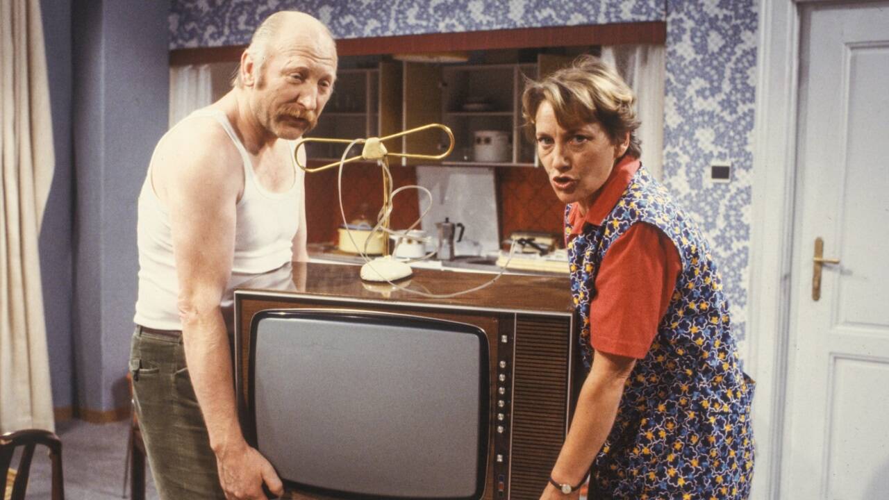  Als „Mundl“ Sackbauer in „Ein echter Wiener geht nicht unter“: Karl Merkatz mit Ingrid Burkhard.  