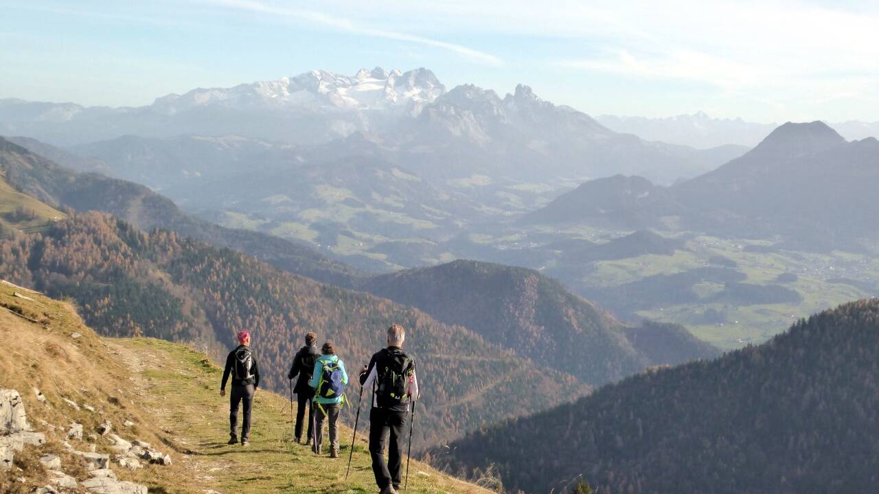 Abstieg mit Dachsteinblick.  
