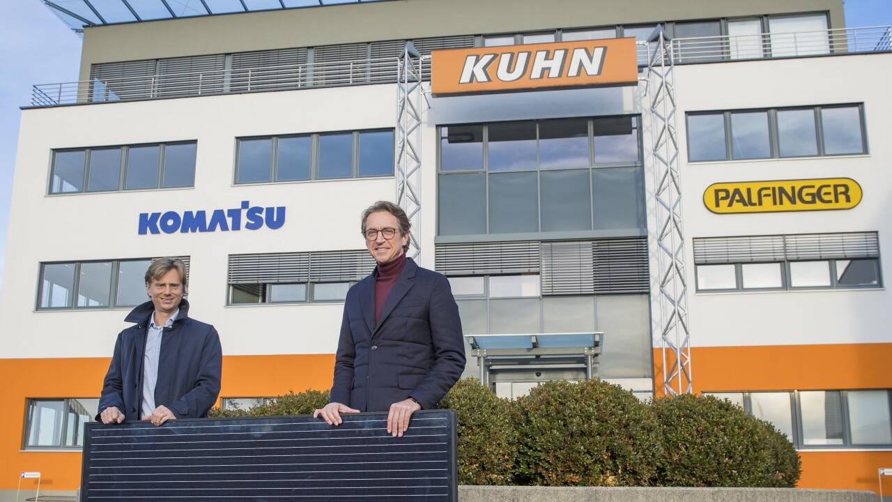 Die Sonne liefert künftig den Strom: Andreas Kuhn (Geschäftsführer der Kuhn Holding) sowie Vorstandssprecher Leonhard Schitter von der Salzburg AG vor der Konzernzentrale der Kuhn Gruppe in Eugendorf. Die Sonne liefert künftig den Strom: Andreas Kuhn (Geschäftsführer der Kuhn Holding) sowie Vorstandssprecher Leonhard Schitter von der Salzburg AG vor der Konzernzentrale der Kuhn Gruppe in Eugendorf.