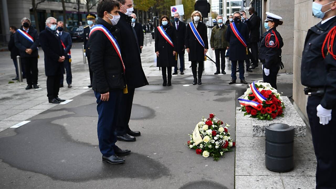 Premier Castex legte Kranz vor Stadion nieder Premier Castex legte Kranz vor Stadion nieder