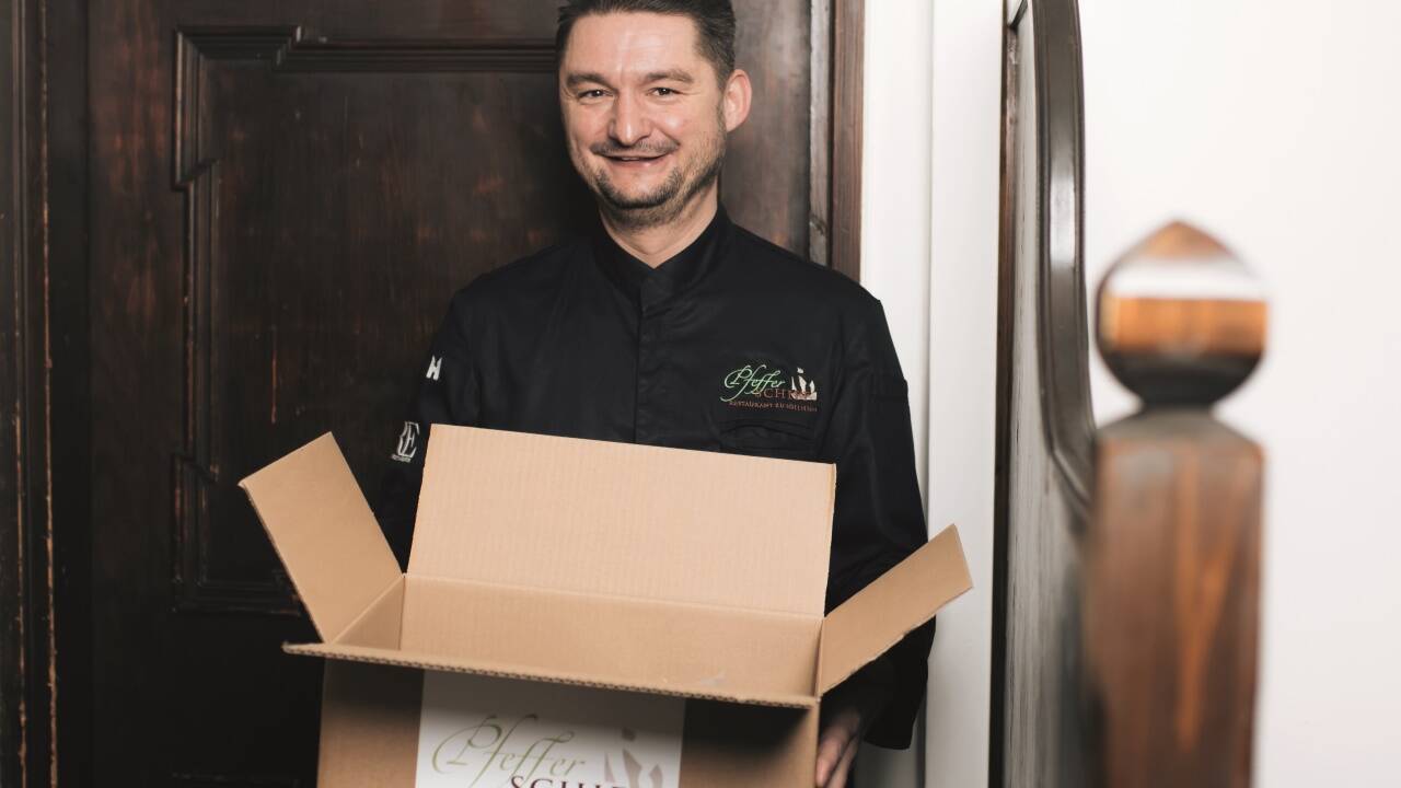 Dieser Haubenkoch bringt allen was: Jürgen Vigne gilt als Pionier des Zustell- und Abholservice. Dieser Haubenkoch bringt allen was: Jürgen Vigne gilt als Pionier des Zustell- und Abholservice.