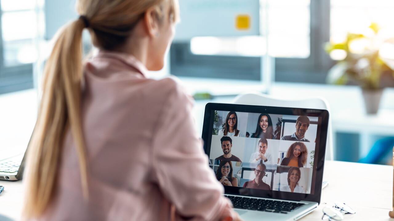 Einfärbige Kleidung wirkt in der Videokonferenz besser als kleinteilige Muster.  