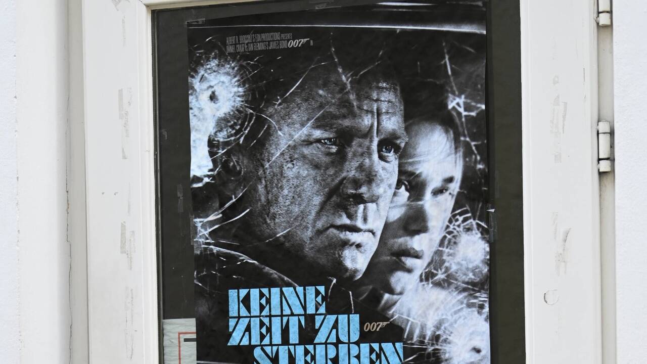 Filmplakat am Hintereingang des Salzburger Mozart-Kinos. Dieses hat laut eigener Mitteilung „den regulären Betrieb bis auf weiteres“ eingestellt.   Filmplakat am Hintereingang des Salzburger Mozart-Kinos. Dieses hat laut eigener Mitteilung „den regulären Betrieb bis auf weiteres“ eingestellt.