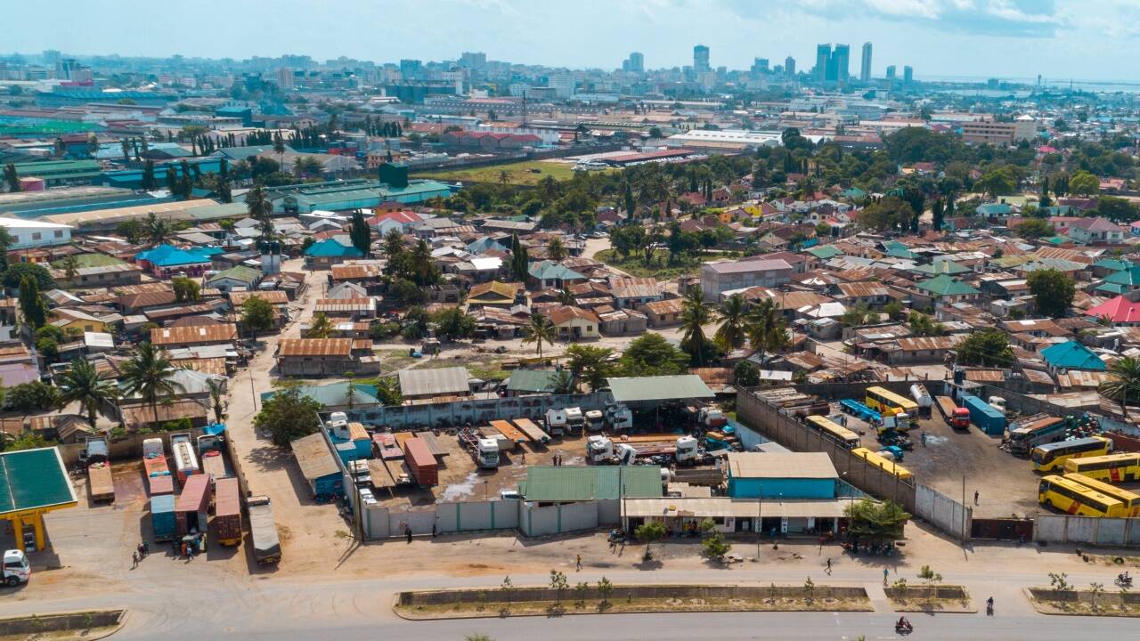 Dar-es-Salaam in Tansania wächst täglich um 1000 Einwohner. Die Stadt liegt am Meer und ist damit auch vom Klimawandel besonders betroffen.   Dar-es-Salaam in Tansania wächst täglich um 1000 Einwohner. Die Stadt liegt am Meer und ist damit auch vom Klimawandel besonders betroffen.