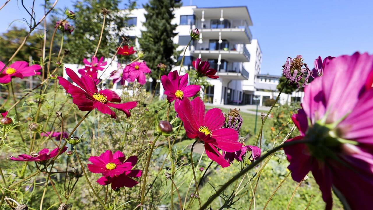 Die Corona-Fälle mehren sich auch in den Seniorenheimen, Taxham (Bild) war Montag zu Redaktionsschluss noch nicht betroffen. Indes ist die Frage entbrannt, wer künftig noch einziehen darf.Bilder: SW/RATZER Die Corona-Fälle mehren sich auch in den Seniorenheimen, Taxham (Bild) war Montag zu Redaktionsschluss noch nicht betroffen. Indes ist die Frage entbrannt, wer künftig noch einziehen darf.Bilder: SW/RATZER