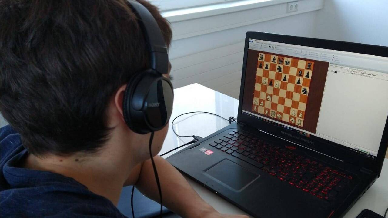 Felix Kipman spielt ein Online-Turnier. 