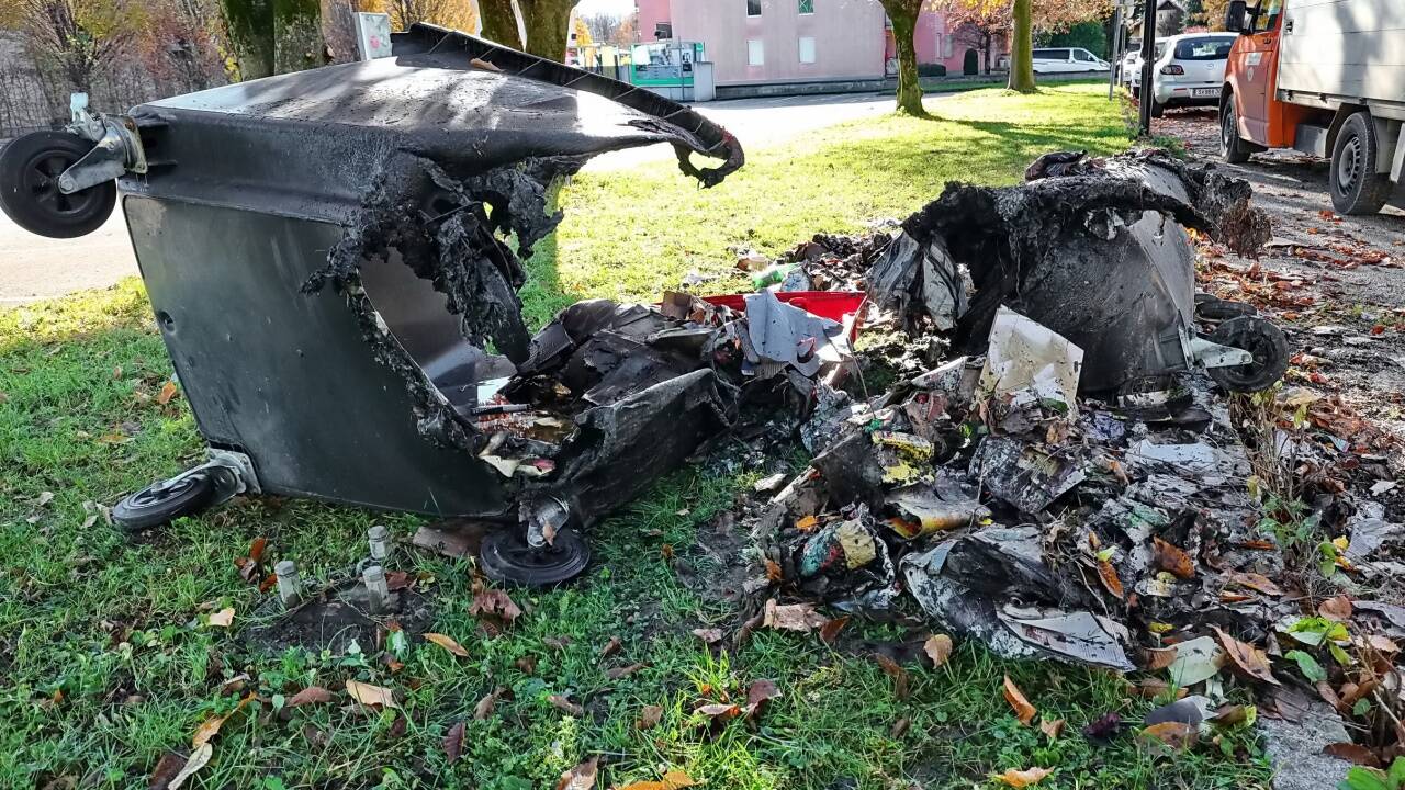 Wieder Brandstiftung: In der Adolf-Schemel-Straße wurden Dienstagabend zwei Papiercontainer ein Raub der Flammen.   
