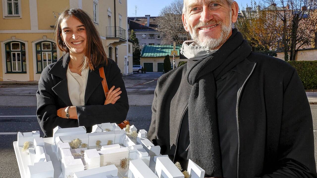 Eigentümerin und Bauherrin Katharina Wallmann und Architekt Tom Lechner haben die Pläne im Gestaltungsbeirat vorgestellt.  
