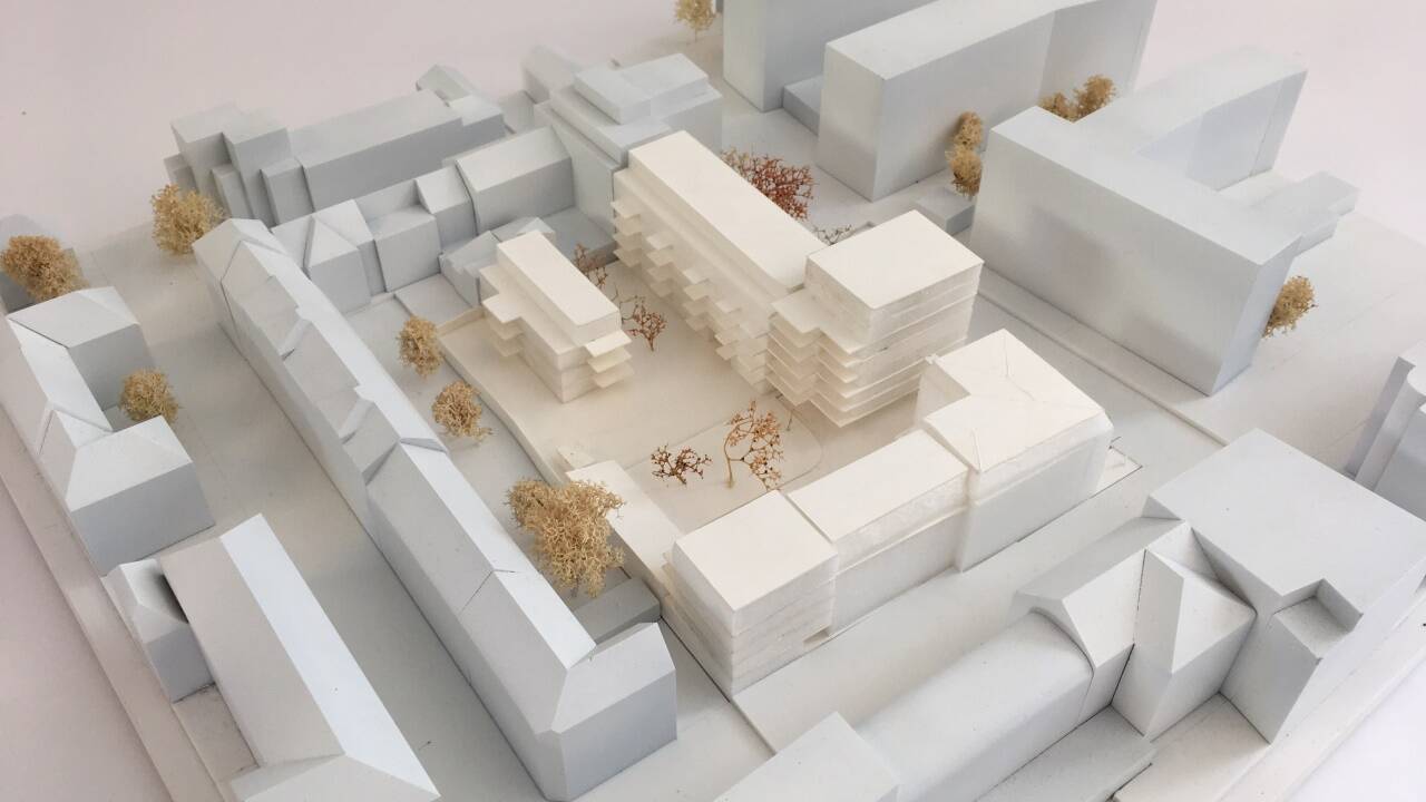 Das Modell sieht einen Hotelturm und ein Langhaus mit Wohnungen entlang der Elisabethstraße vor – sowie einen Solitär im Hof.  