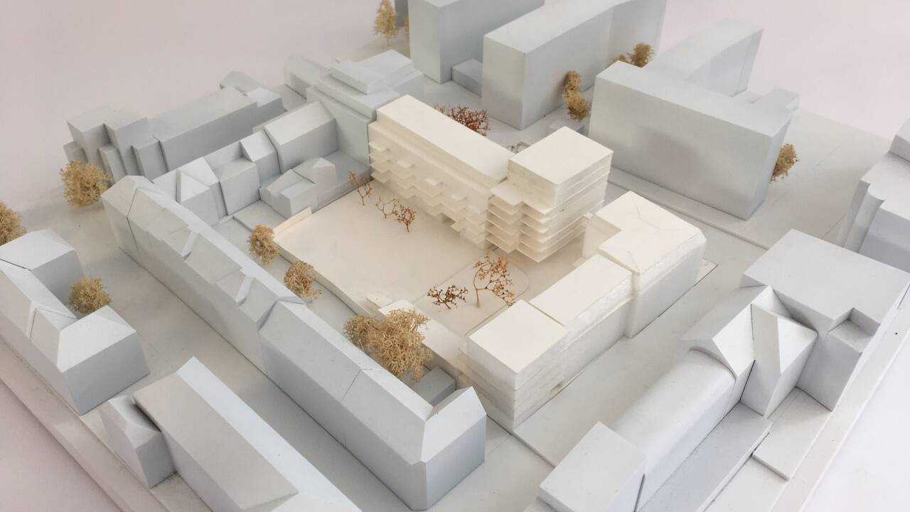 Das Modell sieht einen Hotelturm und ein Langhaus mit Wohnungen entlang der Elisabethstraße vor – hier ohne den im Hof noch möglichen Solitär.  