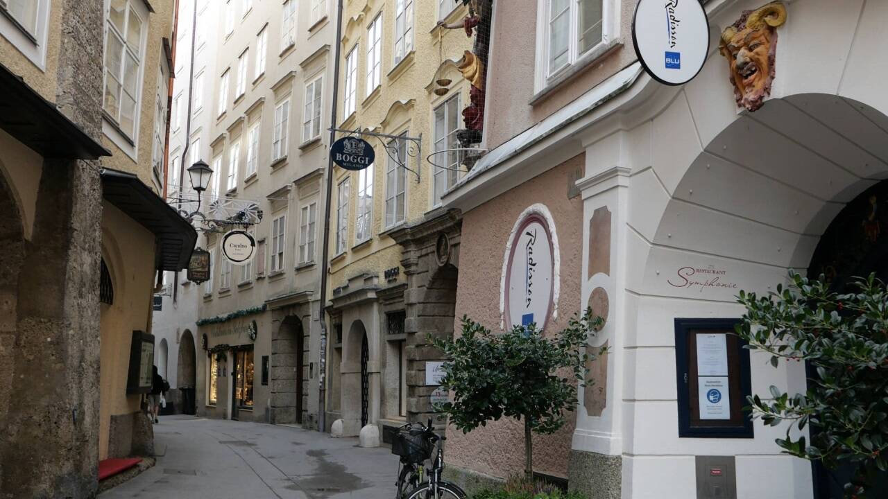 Blick in die menschenleere Gasse während des zweiten Corona-Lockdowns.  