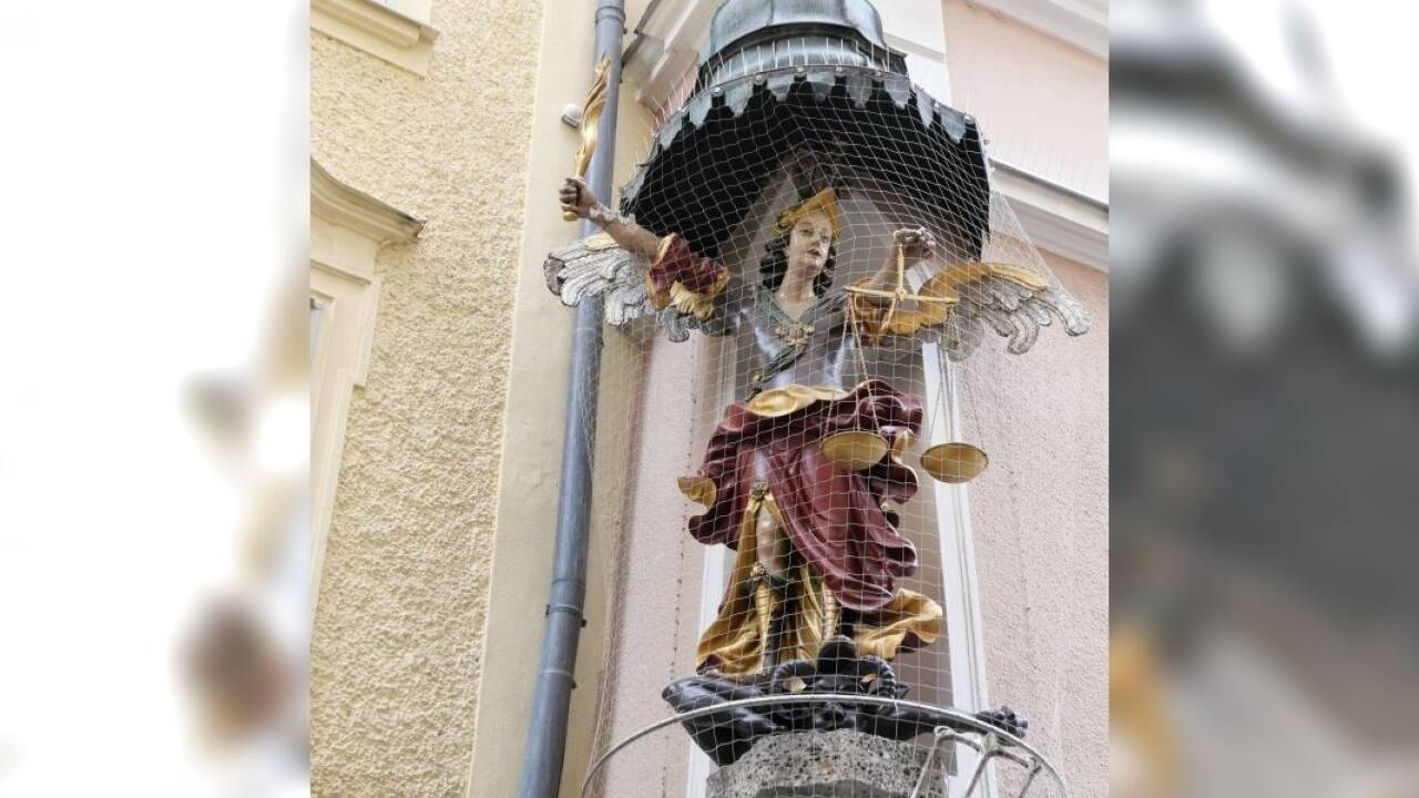 Der heilige Michael prangt auf der Fassade.  