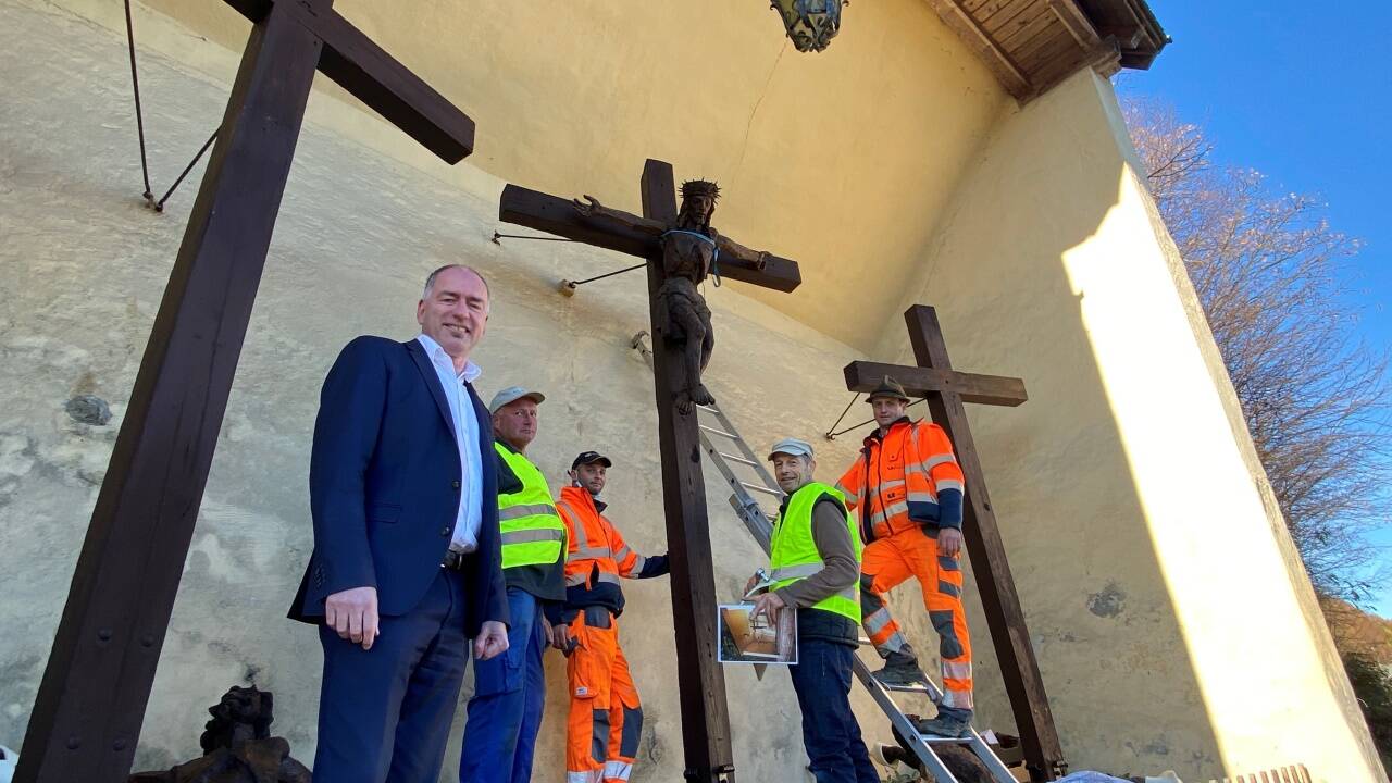 Bei der Montage der Figuren am Donnerstagvormittag, im Bild vorn Bürgermeister Alexander Stangassinger, in der Bildmitte Restaurator Peter Hartl.  