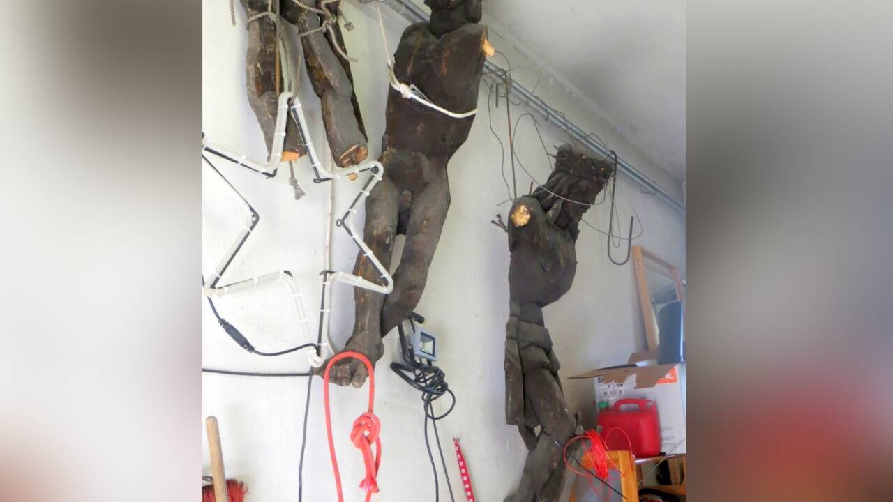 Die beschädigten Prähauser-Skulpturen hingen im Halleiner Wirtschaftshof. 