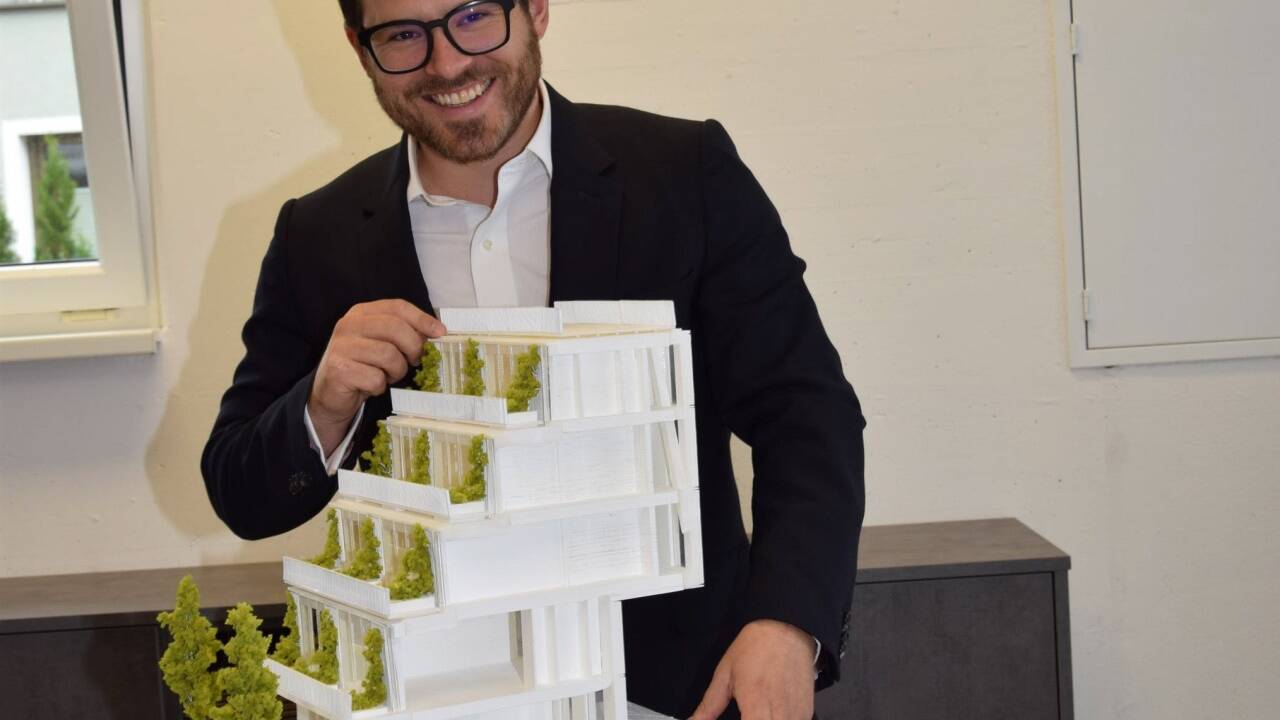 Immobilienentwickler und Eigentümer Fabian Vorderegger mit einem Modell des „Bierbrunnens“ nach dem Umbau. Immobilienentwickler und Eigentümer Fabian Vorderegger mit einem Modell des „Bierbrunnens“ nach dem Umbau.