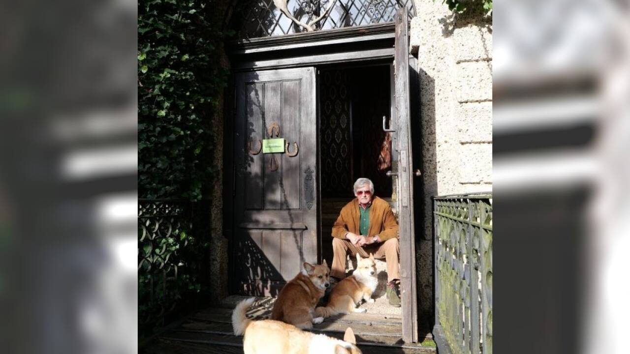Ernst Gecmen-Waldeck mit seinen Welsh Corgis beim Schlosseingang.  