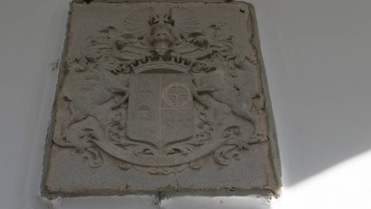 Blick auf das Familienwappen.  