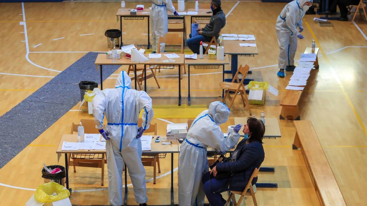 Mit viel Abstand: In Südtirol wurden große Hallen für den Test umfunktioniert. 