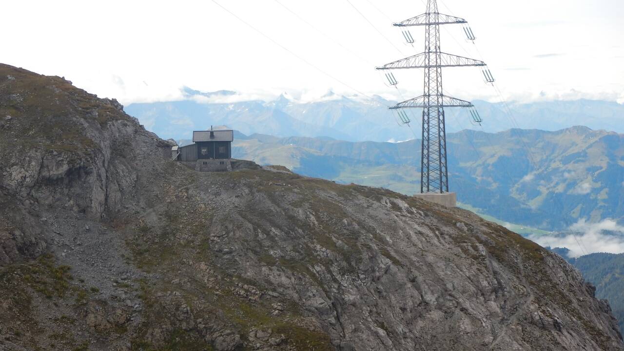 Leitung bei der Torscharte mit einer der Notunterkünfte. Leitung bei der Torscharte mit einer der Notunterkünfte.