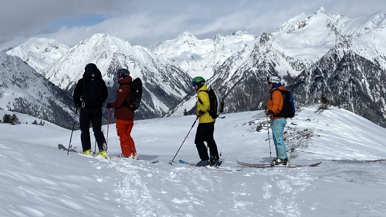 Kleine Gruppen, geführte Skitouren, Fahrten abseits der markierten Pisten – darauf setzt die Skischule „Local Guides“ in Obertauern. 