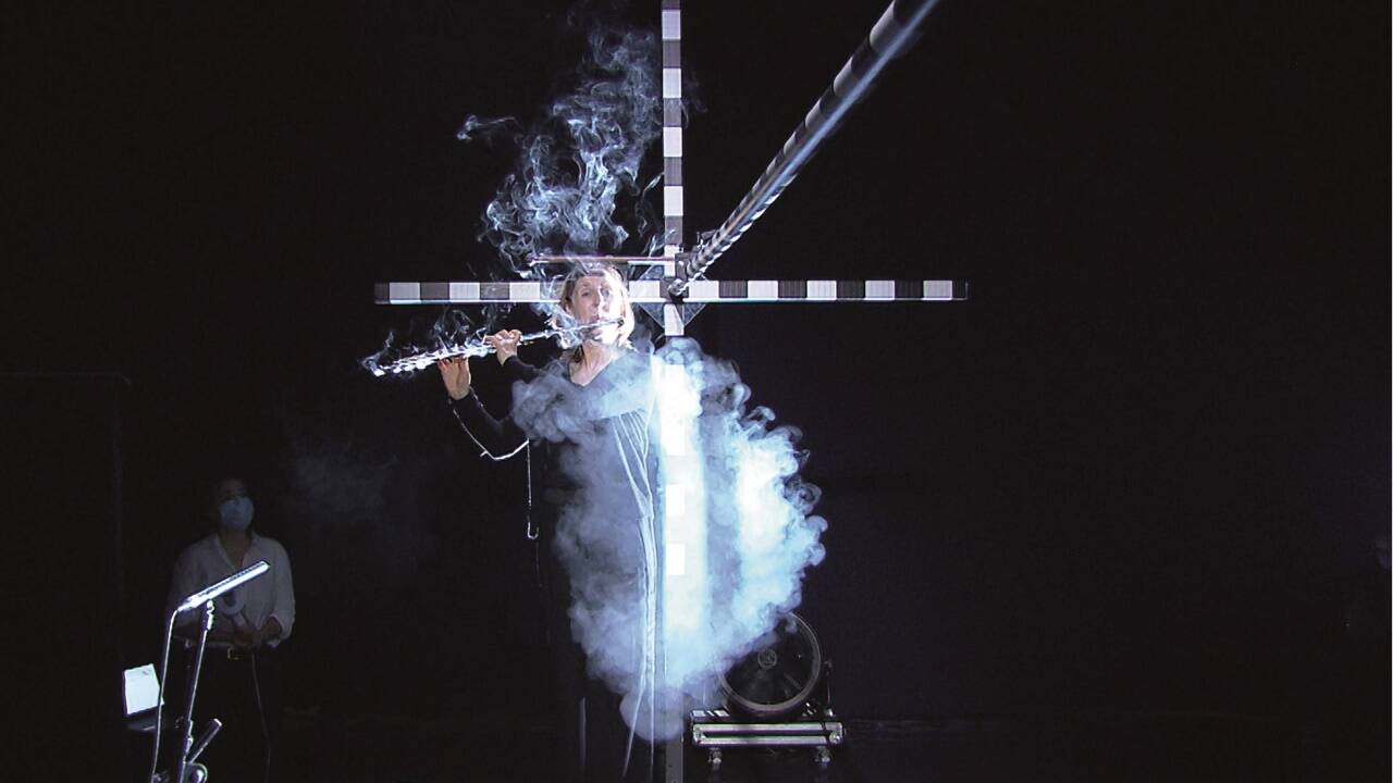 Bei der Querflöte drängen beim Spielen die Aerosolwolken oben, unten und seitlich heraus.  
