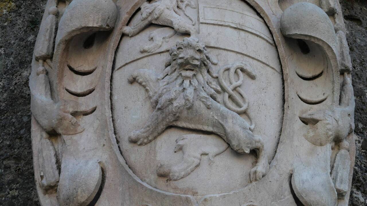 Das Lodronsche Wappentier mit dem auffälligen Schweif.  