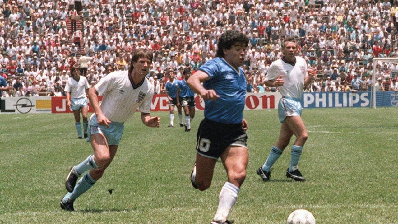 Diego Maradona am Ende seines Sololaufs gegen England im WM-Viertelfinale 1986.  