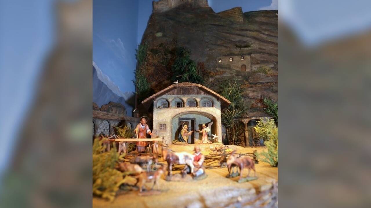 Der Benediktiner-Frater Jakob Auer von Stift St. Peter ist für die Inszenierungen in der Krippe zuständig.  