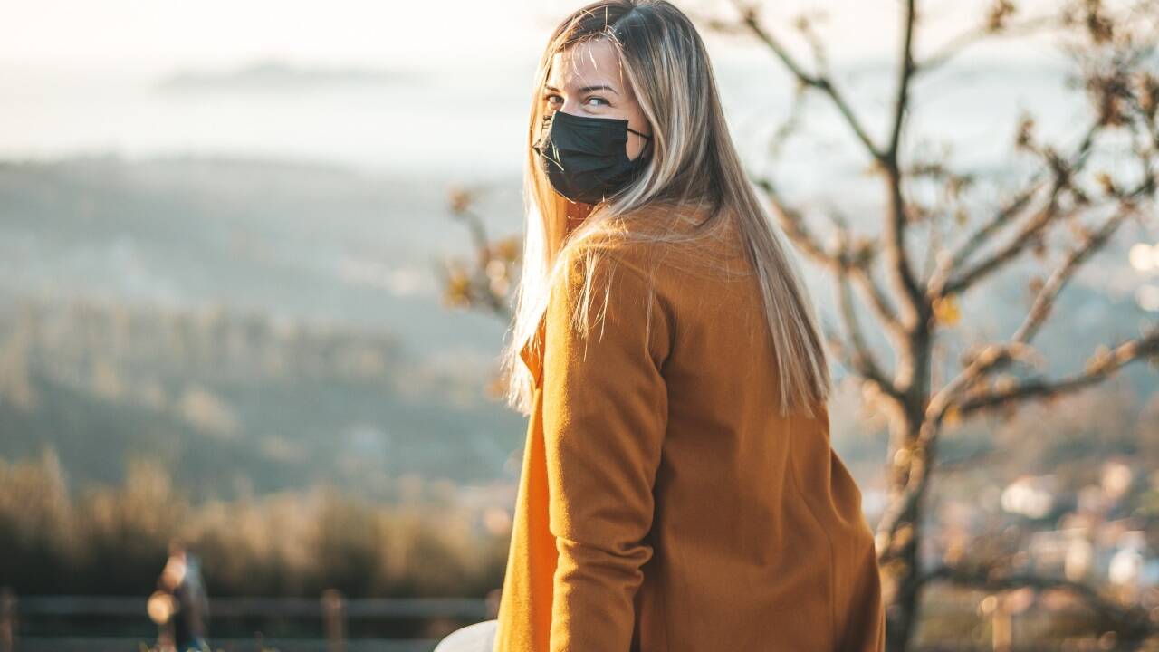 Im Winter ist die Gefahr auch im Freien groß, sich mit Coronaviren zu infizieren. Im Winter ist die Gefahr auch im Freien groß, sich mit Coronaviren zu infizieren.
