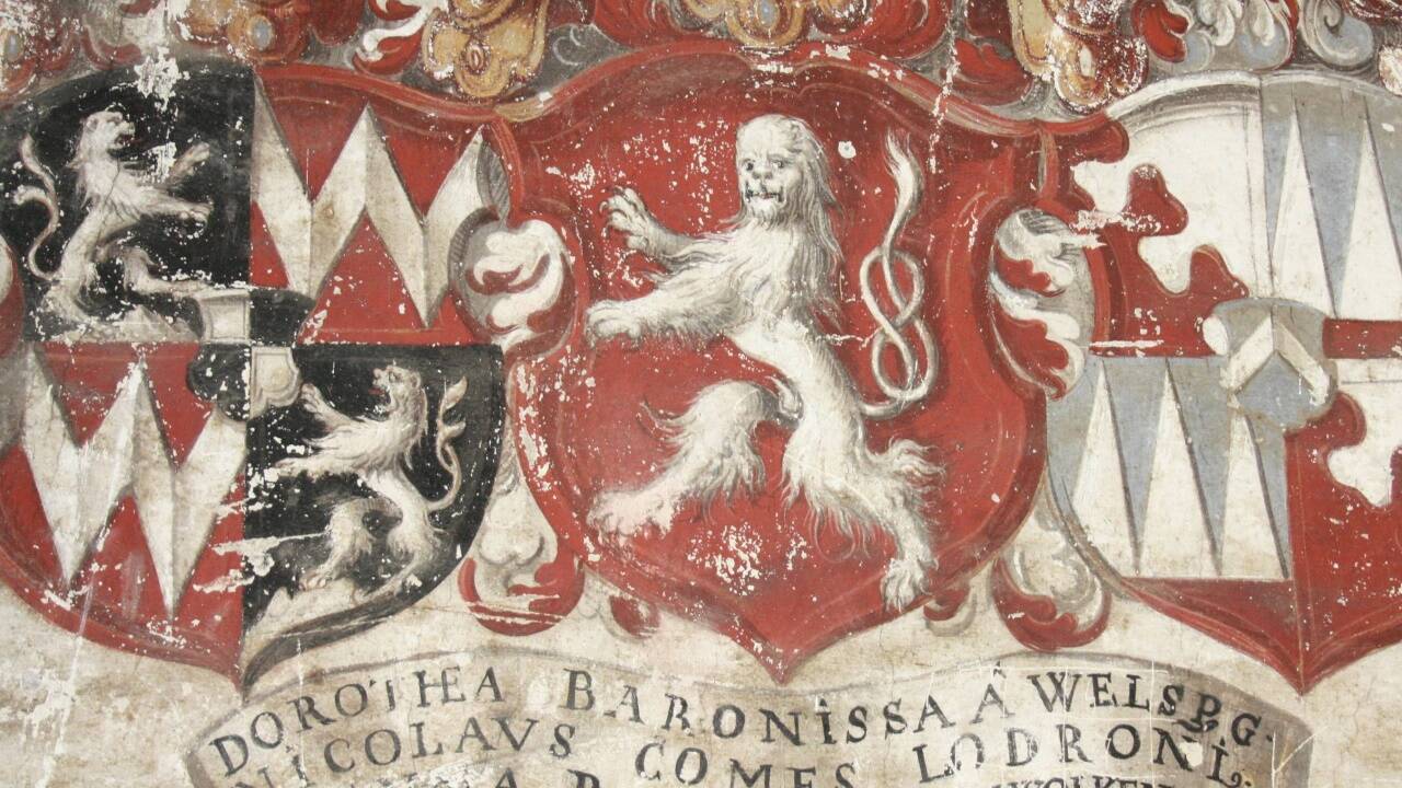 Dieser prächtige, weiße Löwe mit dem Brezelschweif ist im Palazzo Lodron in Nogaredo im Trentino zu bewundern. Paris Lodron hat es nach Auskunft der Familie für seinen Vater Nikolaus anfertigen lassen.  