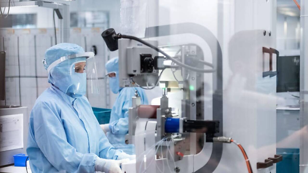 Labore suchen nach Personal, um Corona-Tests auszuwerten. Labore suchen nach Personal, um Corona-Tests auszuwerten.