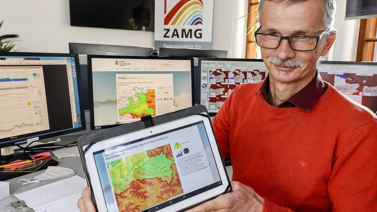 ZAMG-Meteorologe Bernhard Niedermoser leitet die Lawinenwarnzentrale. Er zeigt die neue, regional differenziertere Darstellung der Gefahrenlage, die Anfang Dezember abrufbar sein wird. Auch die an Salzburg grenzenden Nachbarregionen sind darin abrufbar. 