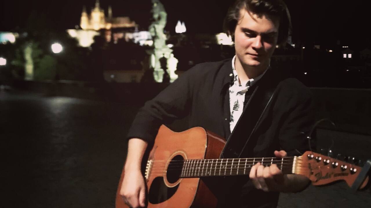 Marcus Hinterberger als Straßenmusiker in Prag. Wenn es wieder möglich ist, will er auch in Österreich auftreten.  