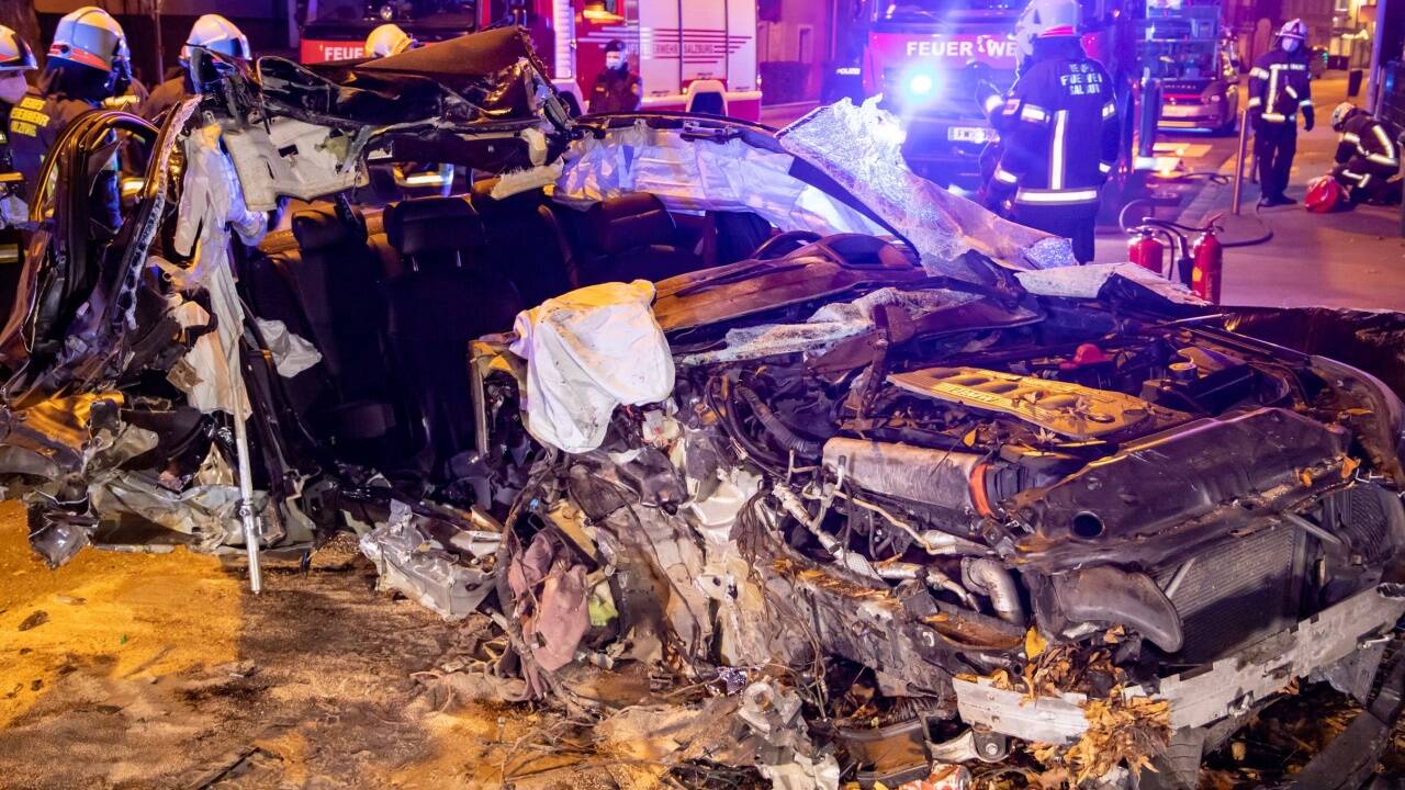Ende einer Raserei: Vom schweren 5er-BMW blieb nur ein Trümmerhaufen. 