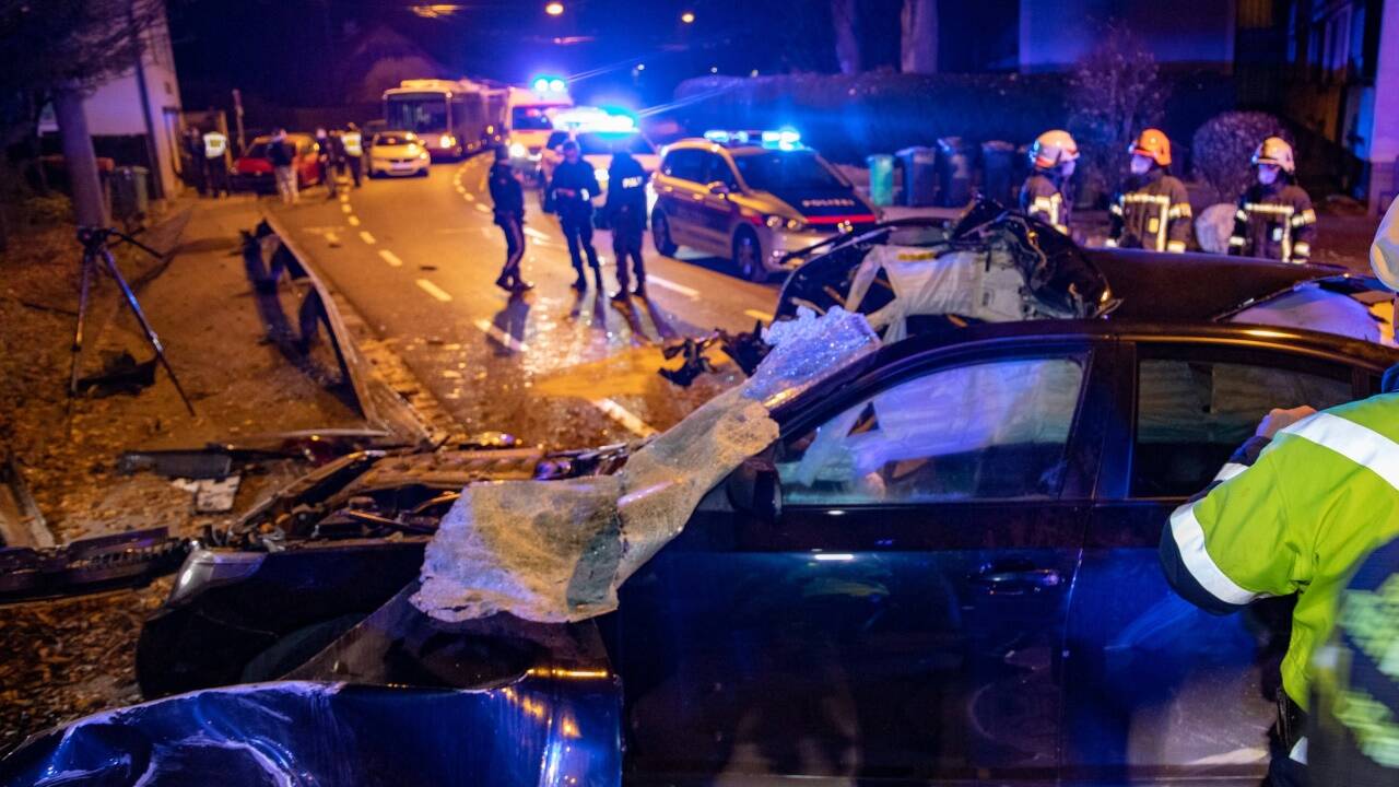 Ende einer Raserei: Vom schweren 5er-BMW blieb nur ein Trümmerhaufen. 